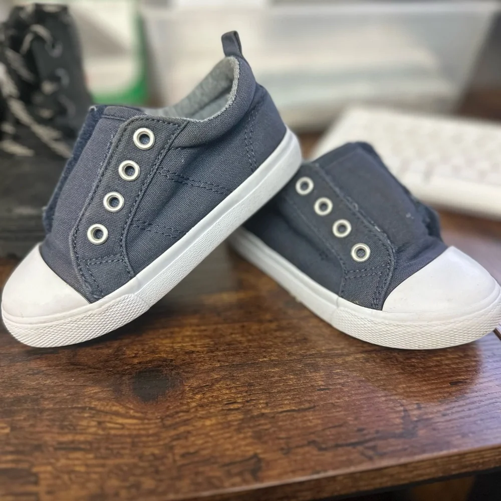 Cat & Jack 2 pairs Kids Black and Blue Shoes size 8